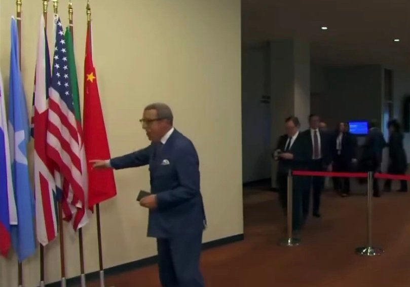 عمر هلال يكشف الحقيقة حول فيديو “العلم الجزائري” ويؤكد: القرار 2797 حسم نهائياً خيار الحكم الذاتي