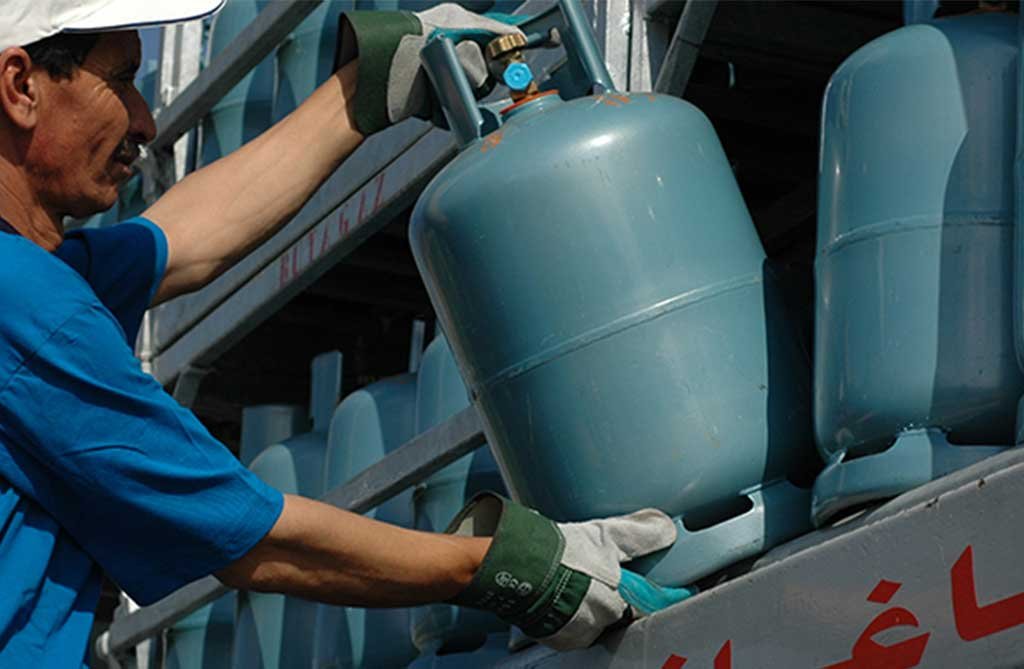 خوف الأغلبية من عقاب صناديق الاقتراع يدفع الحكومة لتجميد إصلاح التقاعد والإبقاء على سعر “البوطا”