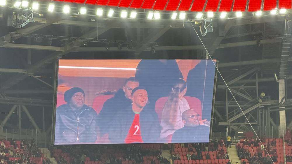 مبابي يتابع مواجهة المغرب ومالي من المدرجات مرتدياً قميص حكيمي