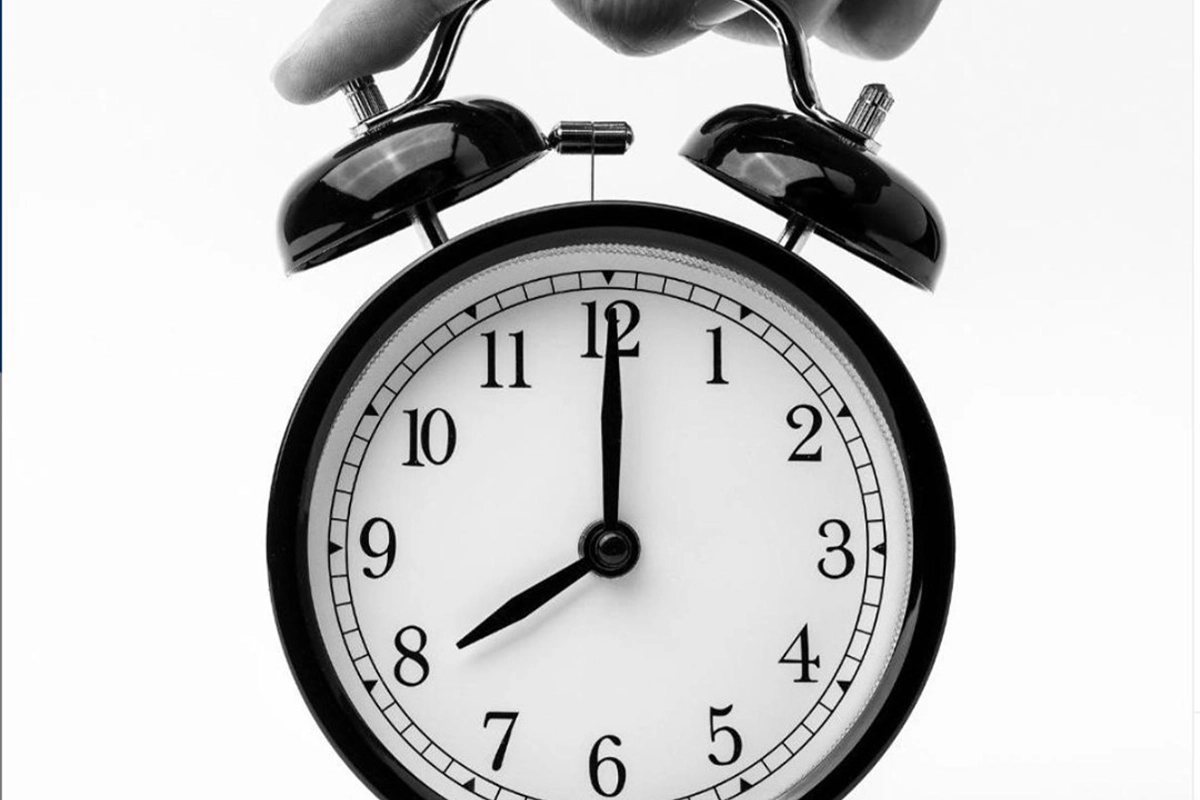 الساعة الإضافية تعود لإشعال الجدل في المغرب… بين ضرورات الاقتصاد وراحة المواطنين