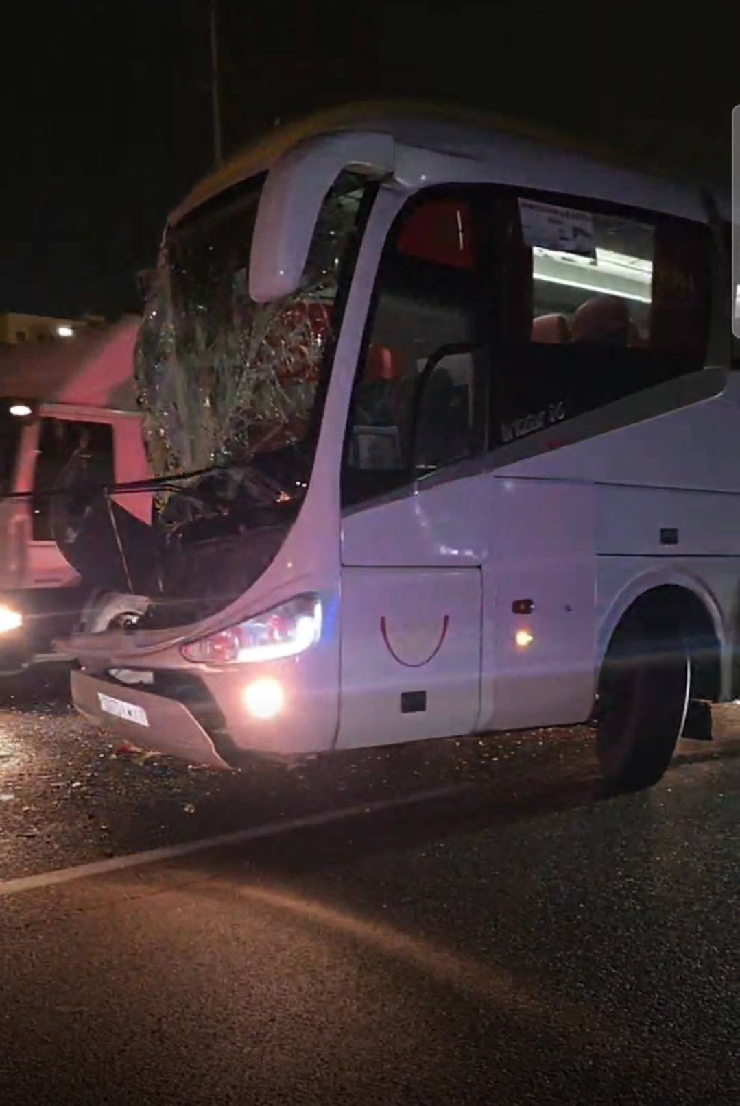 حادثة سير خطيرة بعد اصطدام حافلة برموك.. أضرار جسيمة والركاب في وضع حرج