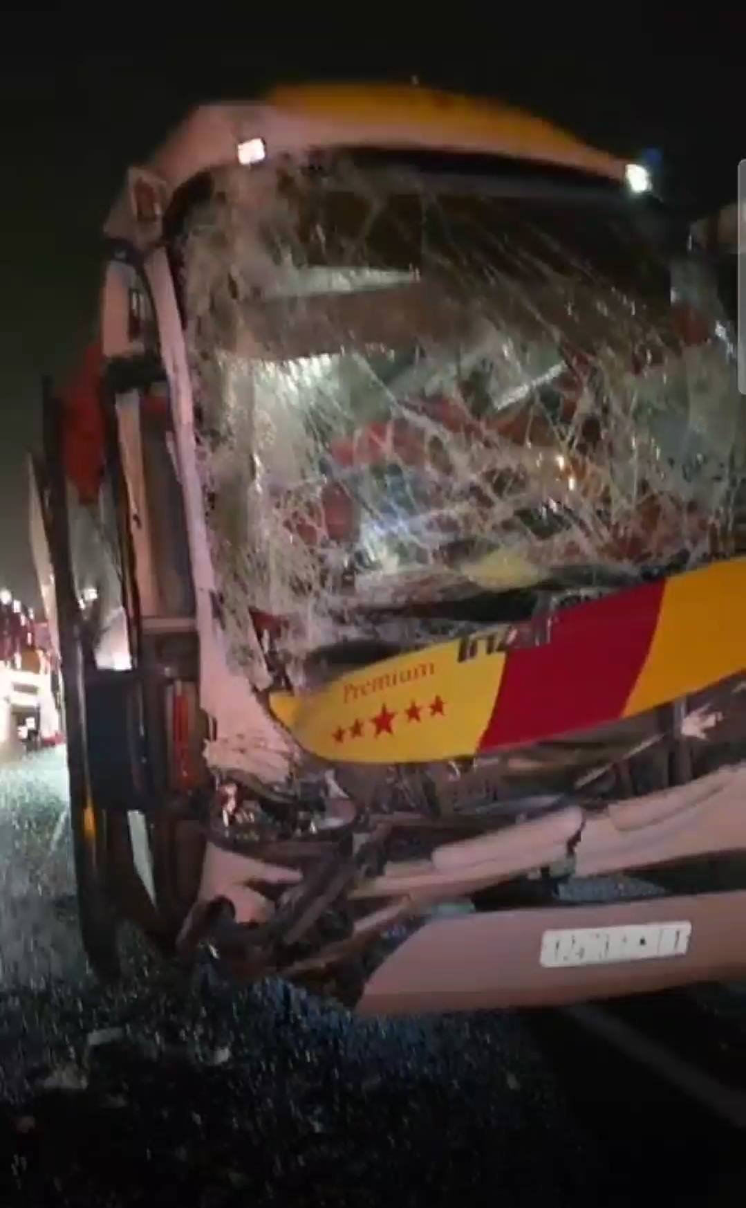 حادثة سير خطيرة بعد اصطدام حافلة برموك.. أضرار جسيمة والركاب في وضع حرج