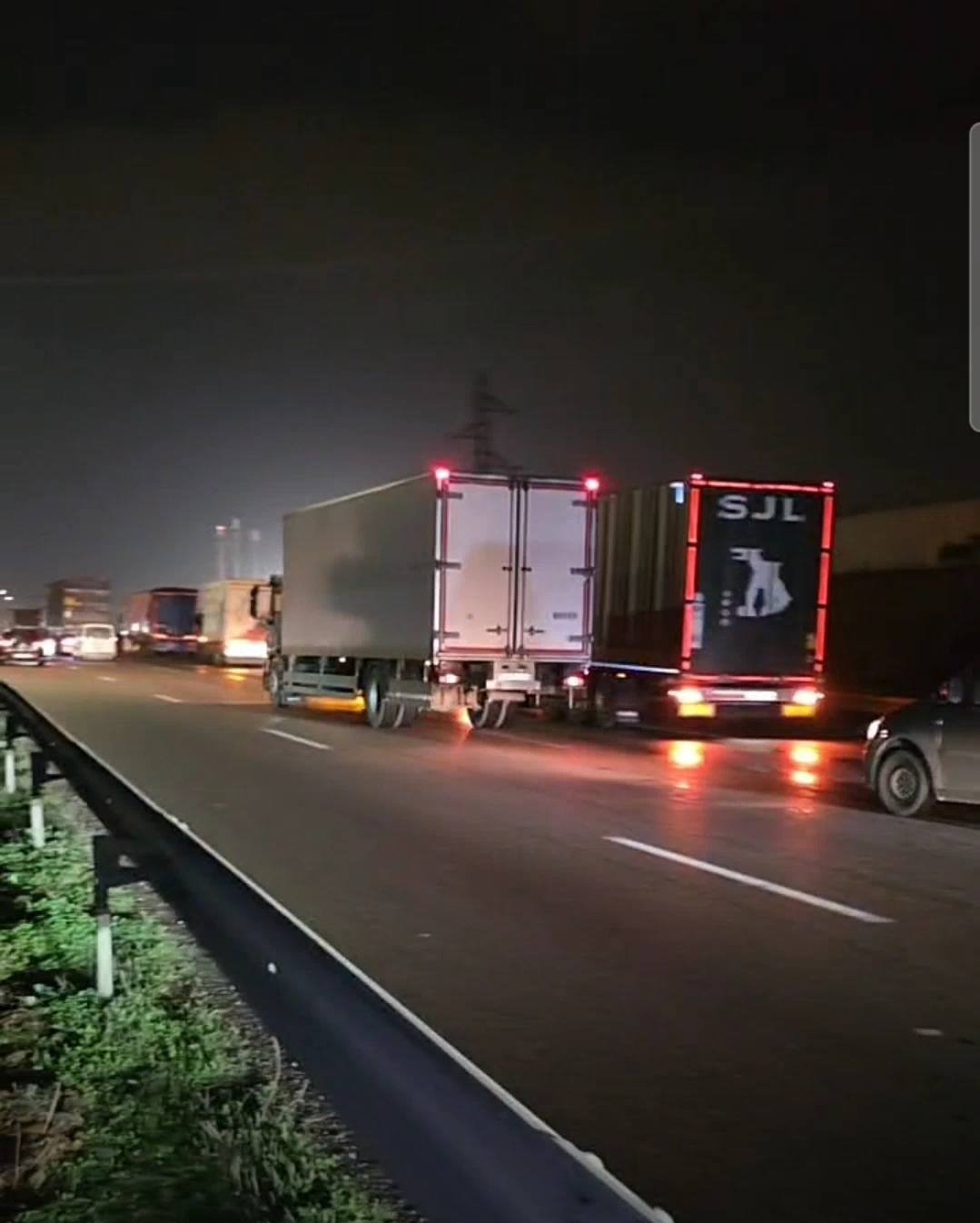 حادثة سير خطيرة بعد اصطدام حافلة برموك.. أضرار جسيمة والركاب في وضع حرج