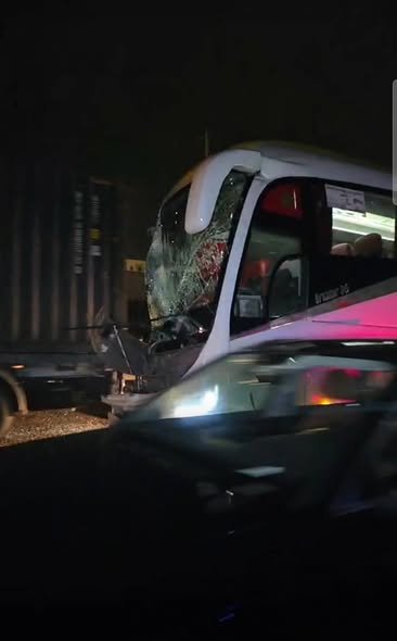 حادثة سير خطيرة بعد اصطدام حافلة برموك.. أضرار جسيمة والركاب في وضع حرج