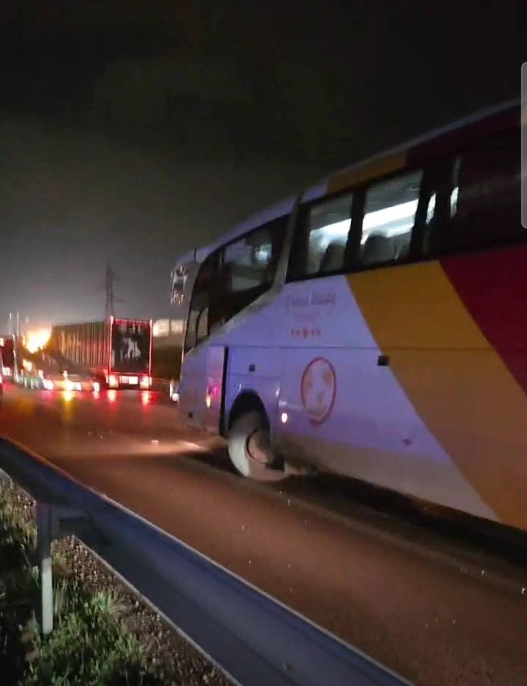 حادثة سير خطيرة بعد اصطدام حافلة برموك.. أضرار جسيمة والركاب في وضع حرج