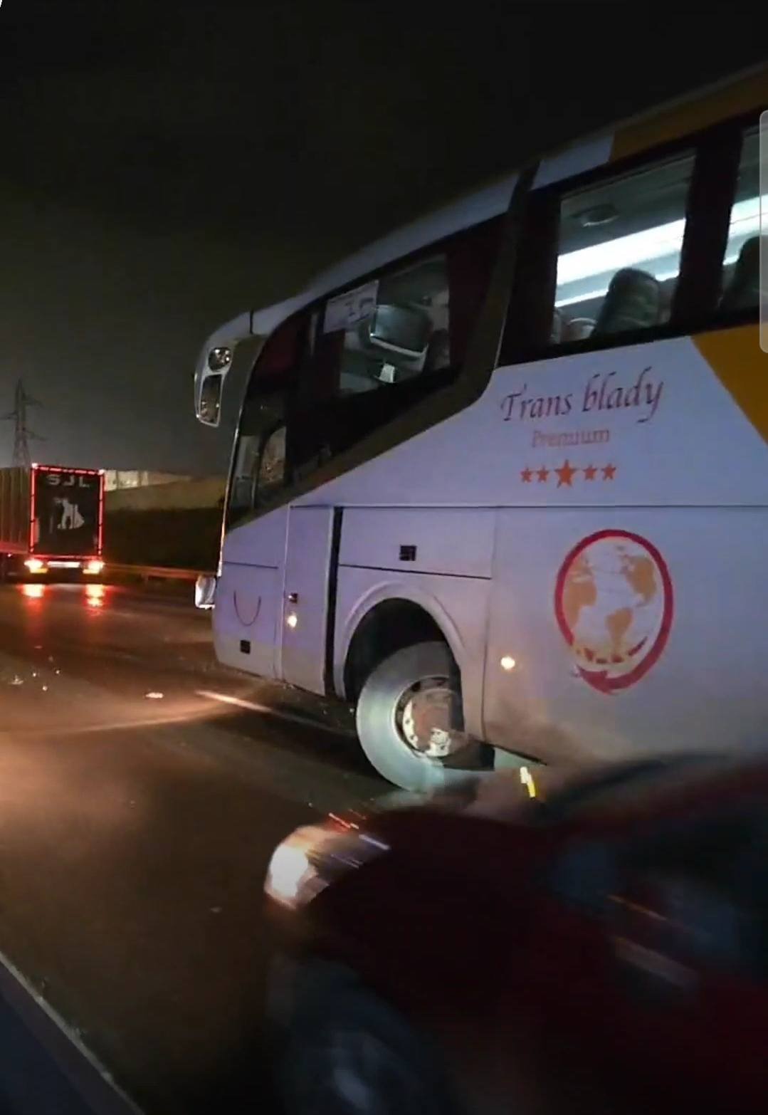 حادثة سير خطيرة بعد اصطدام حافلة برموك.. أضرار جسيمة والركاب في وضع حرج