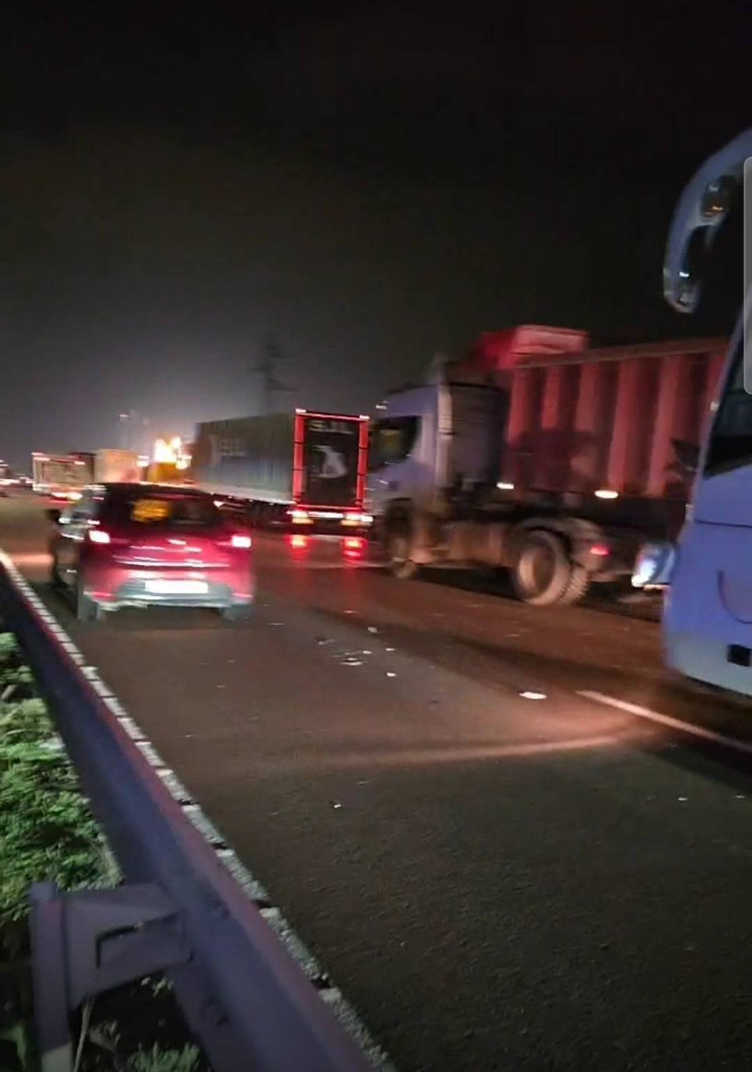 حادثة سير خطيرة بعد اصطدام حافلة برموك.. أضرار جسيمة والركاب في وضع حرج